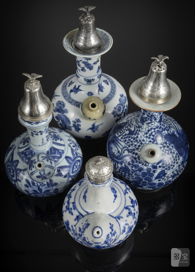 Four porcelain kendi decorated in underglaze blue, all with silver/metal lids - 图4
